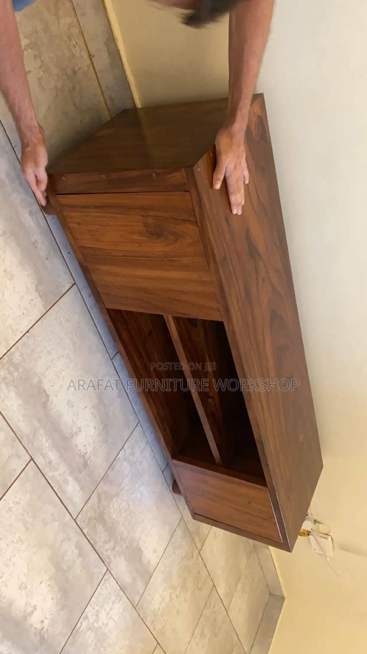 Solid Mugavu Tv Stand