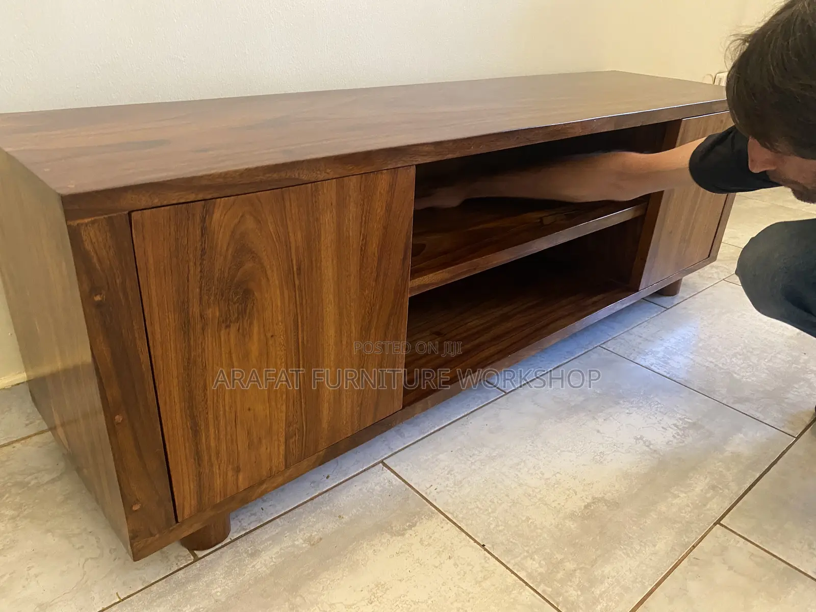 Solid Mugavu Tv Stand