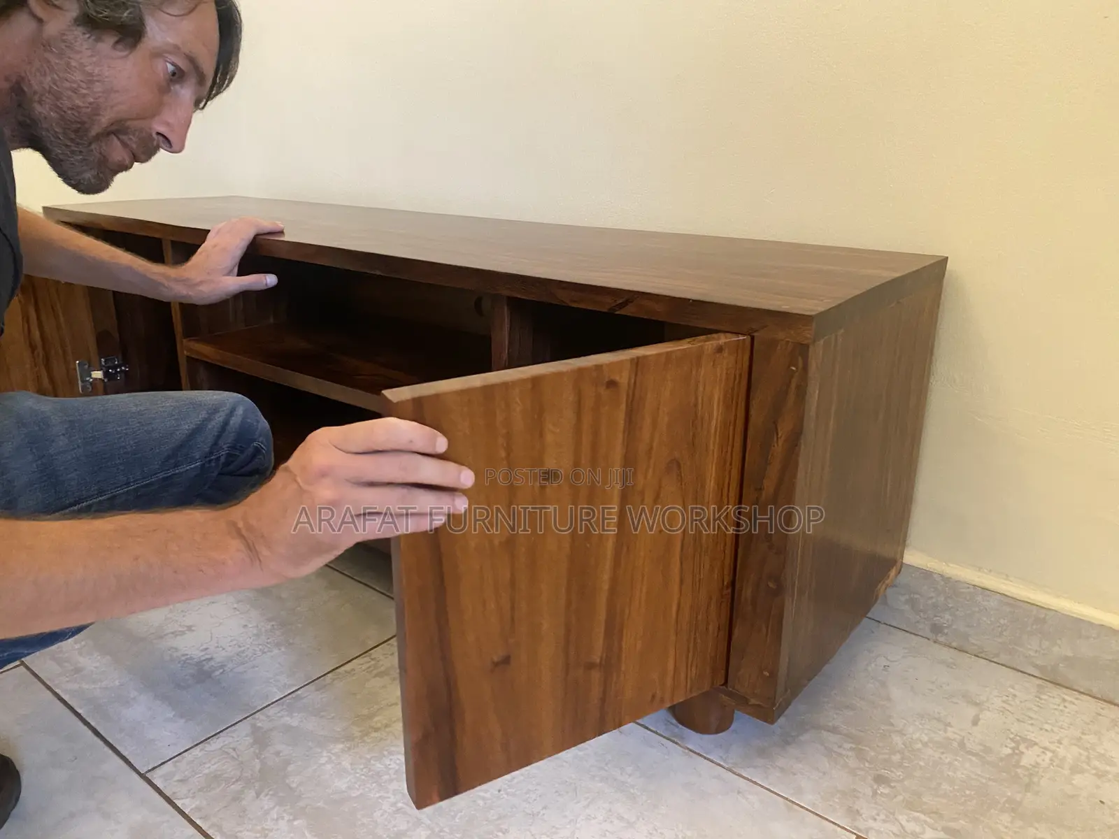 Solid Mugavu Tv Stand