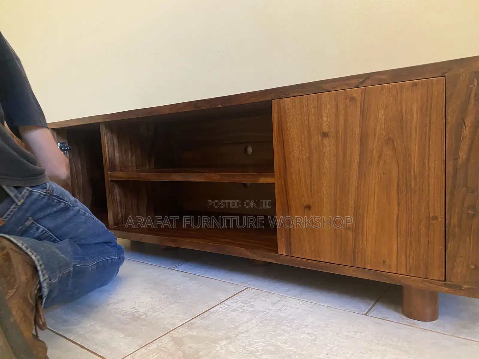 Solid Mugavu Tv Stand