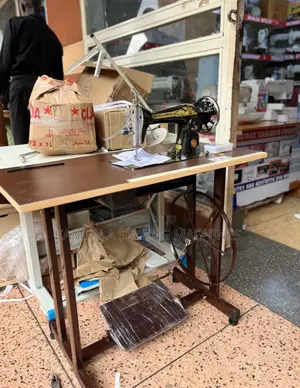 New Sewing Machine Singer With New and Original Stand.