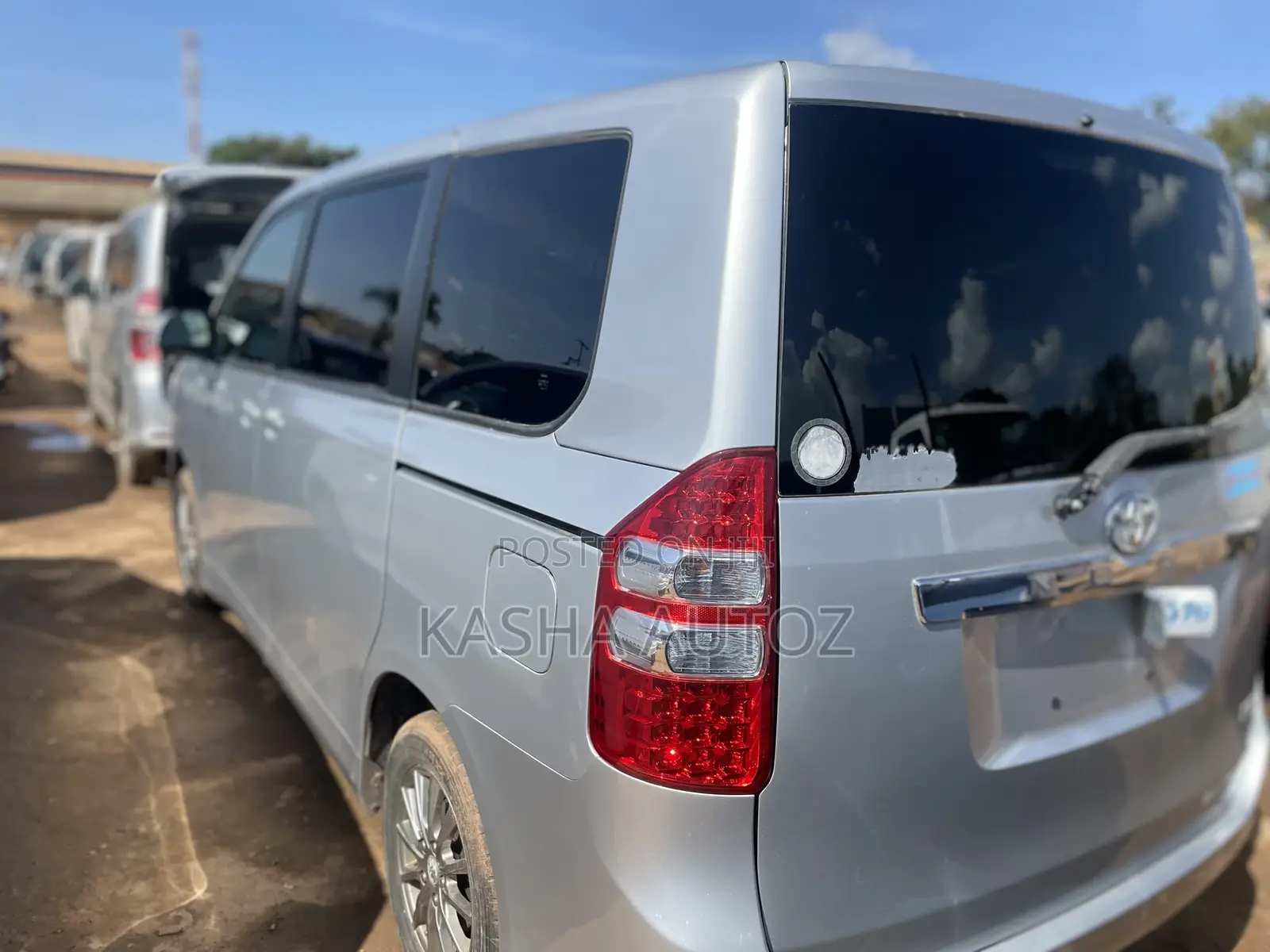 Toyota Noah 2011 Silver
