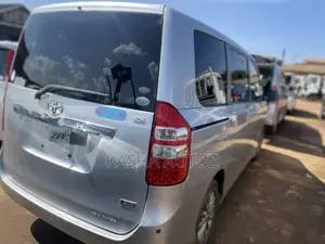 Toyota Noah 2011 Silver