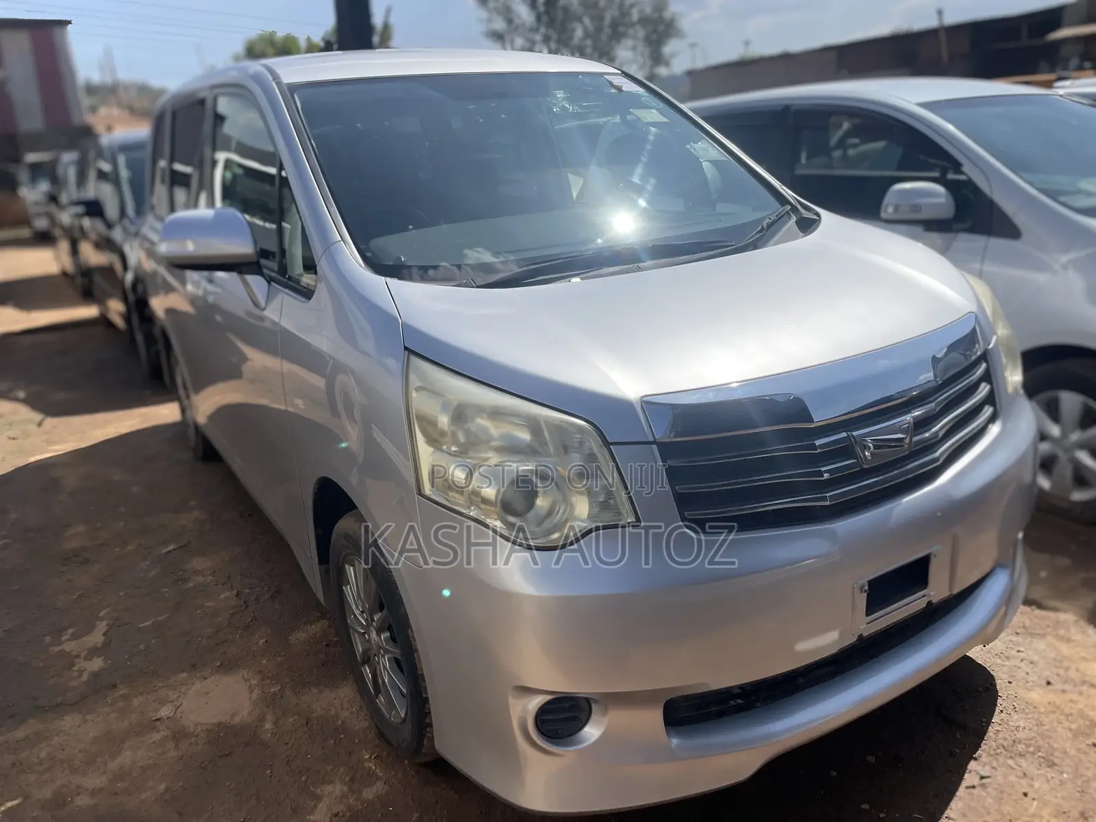 Toyota Noah 2011 Silver