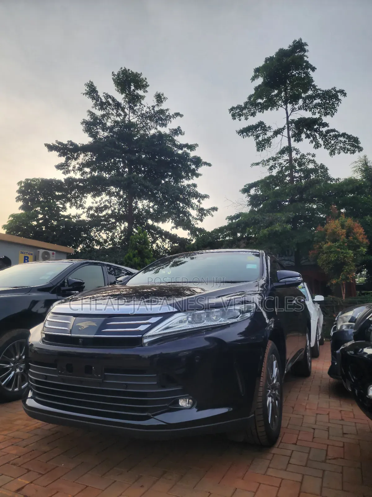 Toyota Harrier 2.0 2017 Black