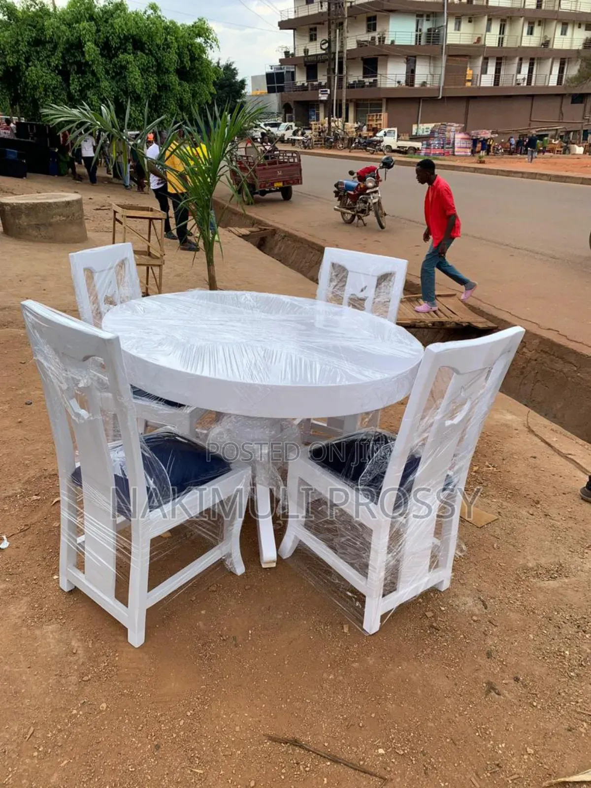 White Round 4 Seater Dinning Set