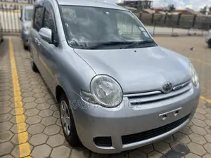 Toyota Sienta 2009 Silver