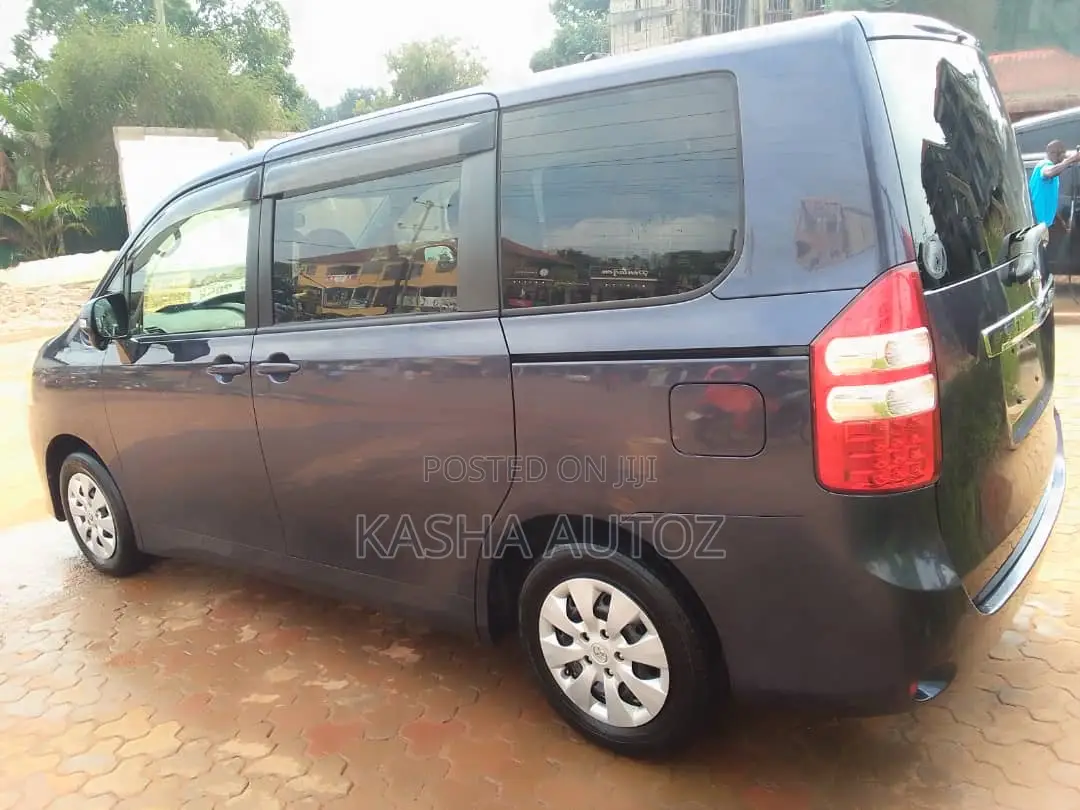 Toyota Noah 2011 Blue