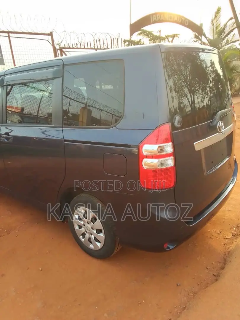 Toyota Noah 2011 Blue