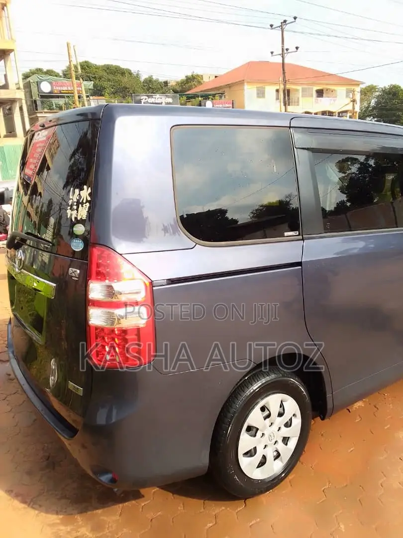 Toyota Noah 2011 Blue
