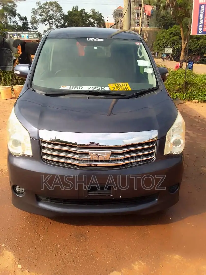 Toyota Noah 2011 Blue