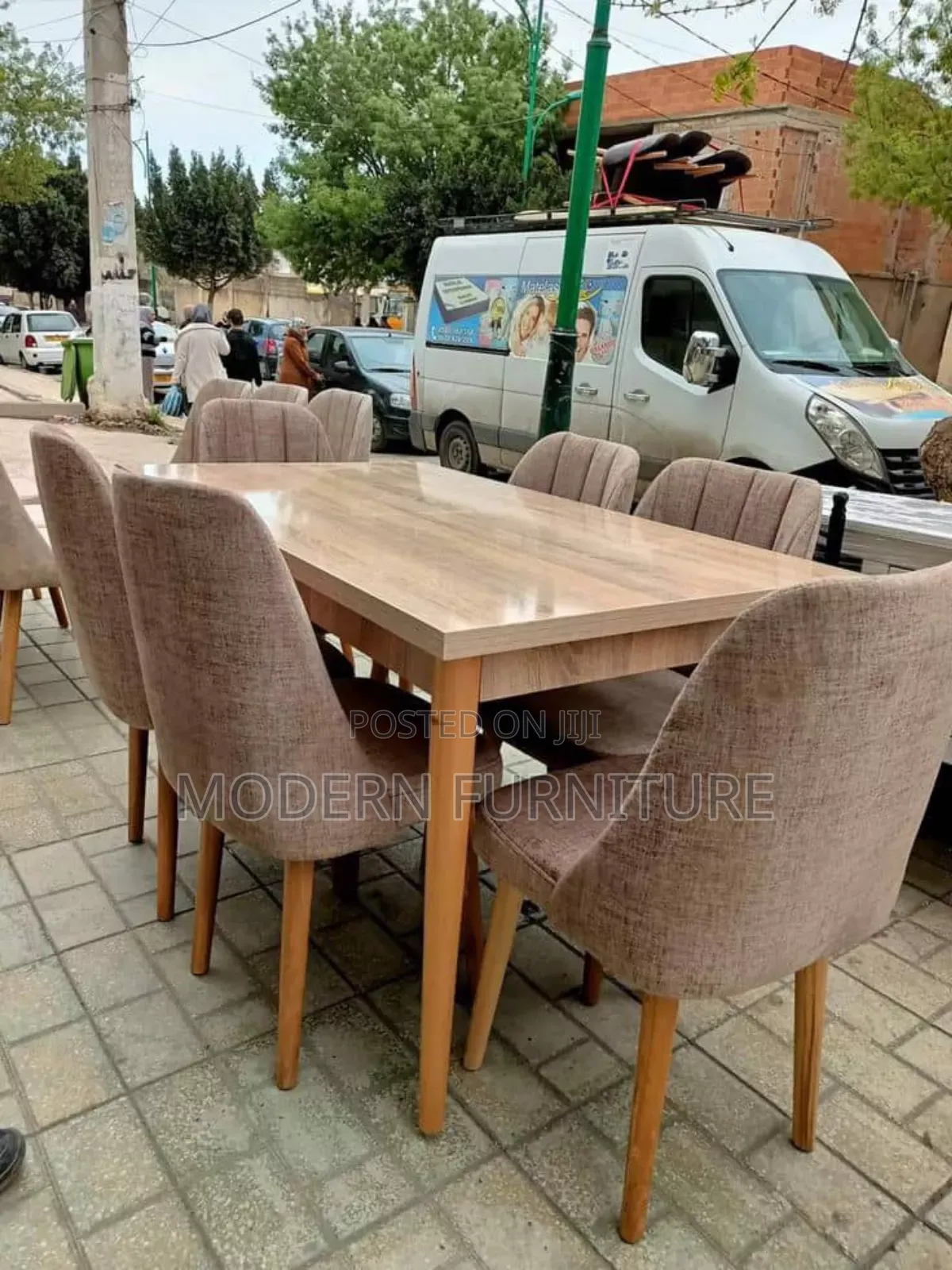 Modern Dressed Dining Table of 6 Seaters
