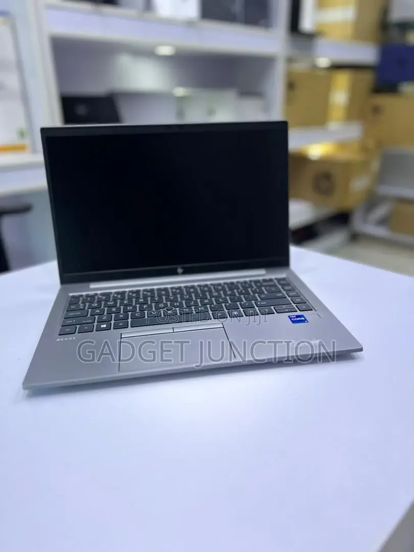 New Laptop HP ZBook Firefly G8 16GB Intel Core I7 SSD 512GB