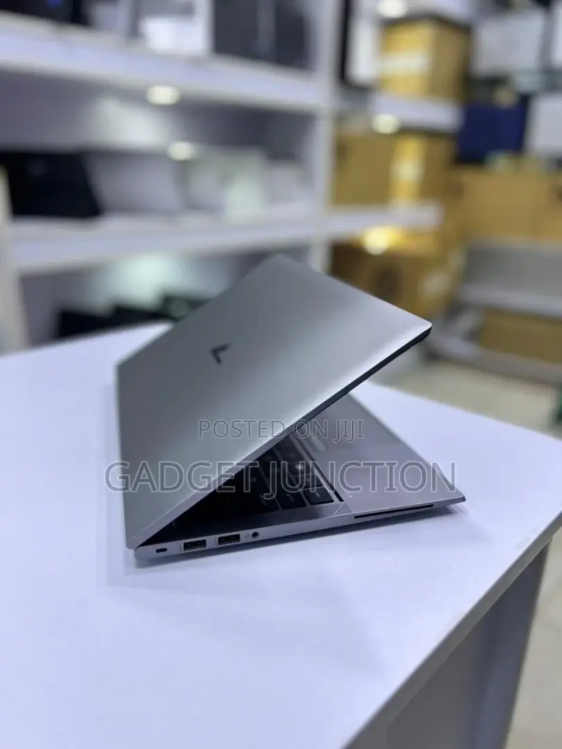 New Laptop HP ZBook Firefly G8 16GB Intel Core I7 SSD 512GB