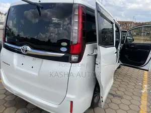 Toyota Esquire 2016 White