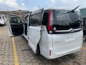 Toyota Esquire 2016 White
