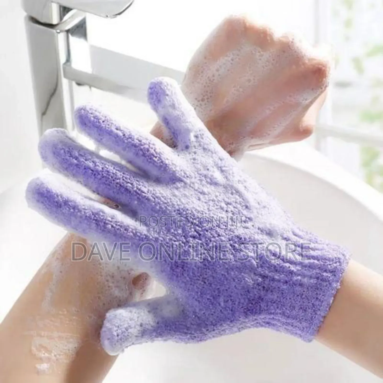A Pair of Exfoliating Bath Gloves - Blue