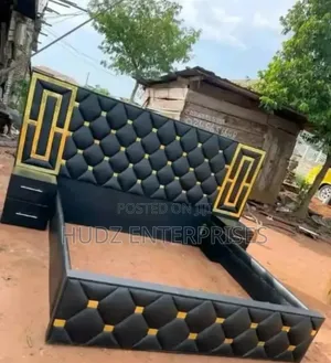 5x6 Black Leather Dressed Bed Wth Bedside Drawer 'n' Stkers