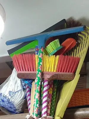 Cleaning Material Squeezers, Brooms, Brush, Moppers