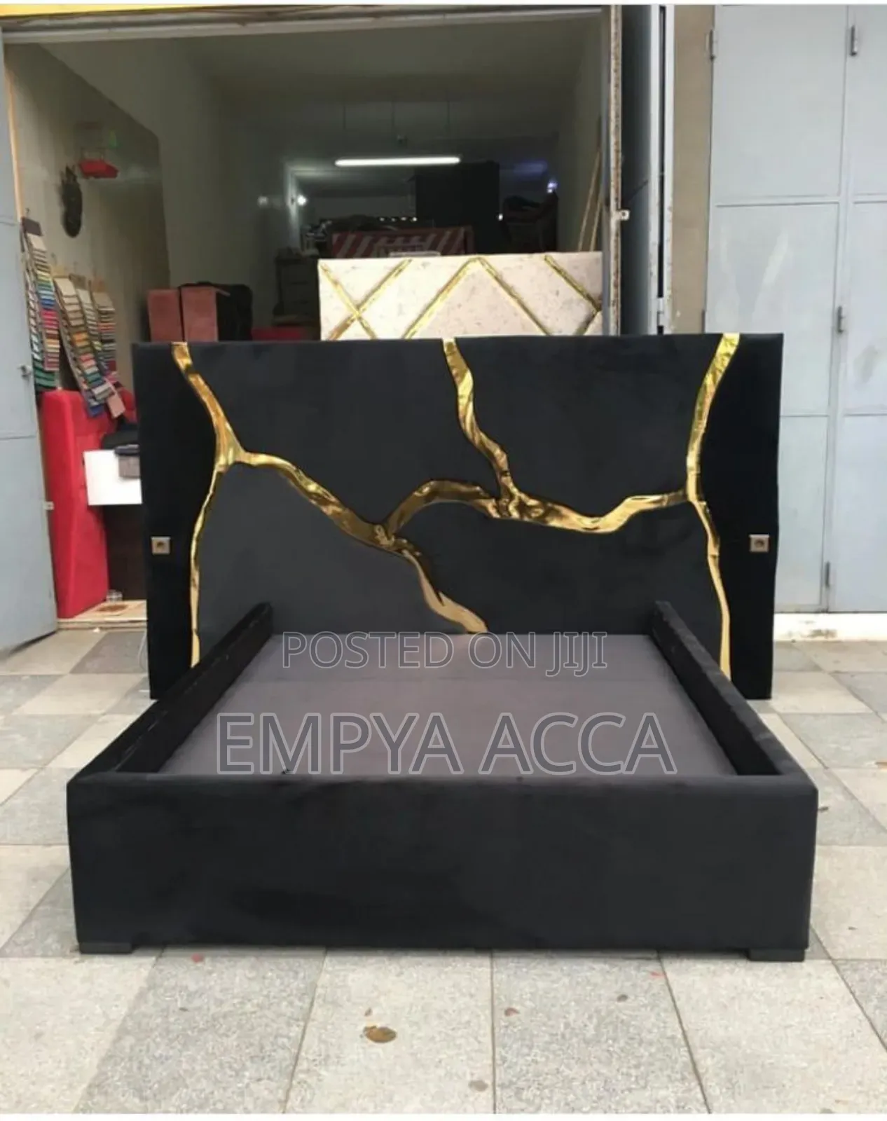 Manater Bed Black