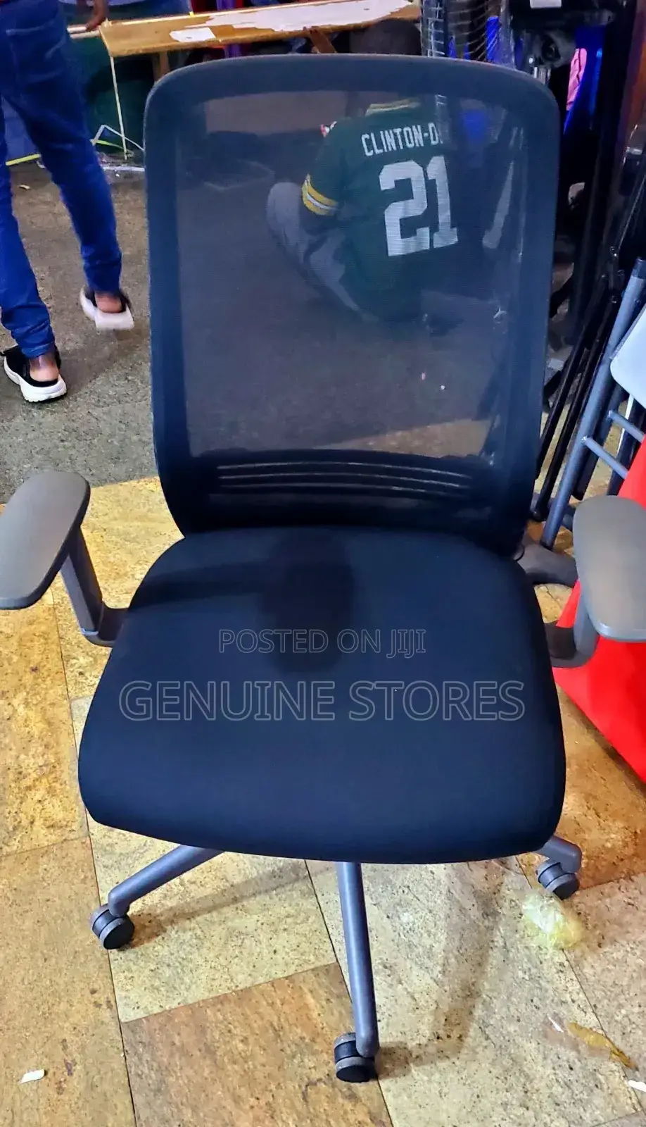 Black Rotating Waiting Chair