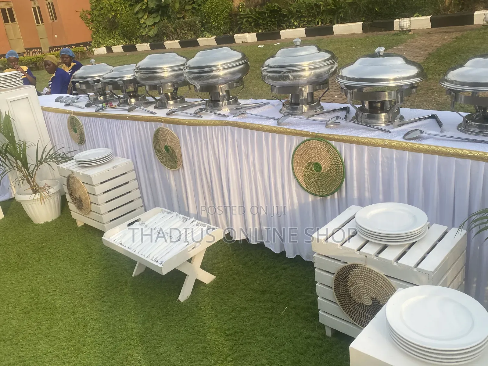 Dine With Confidence With a Good Decorated Serving Centre