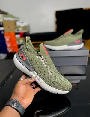 Classic Men's Under Armour UA HOVR Phantom 2 in Stock