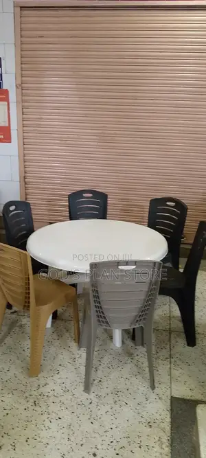 Bar/Restaurant Plastic Chairs and Table Set With 6 Seater