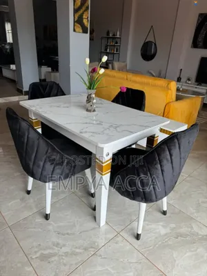 Oum Dining Set
