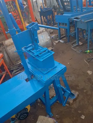 Single Engine Brick Machine
