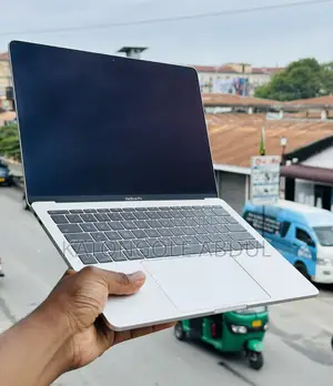 New Laptop Apple MacBook Pro 2017 16GB Intel Core I7 SSD 256GB