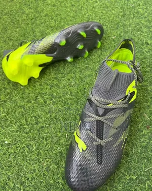 Elite Football Boots. Puma Future Ultimate Low FG/AG