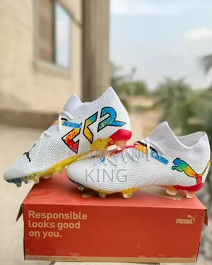 Right Puma Future 7 Ultimate FG/AG Firm Football Boots