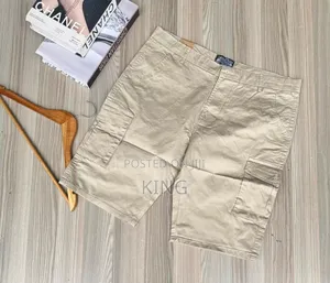 Aura Short Kaki. Cargo Shorts