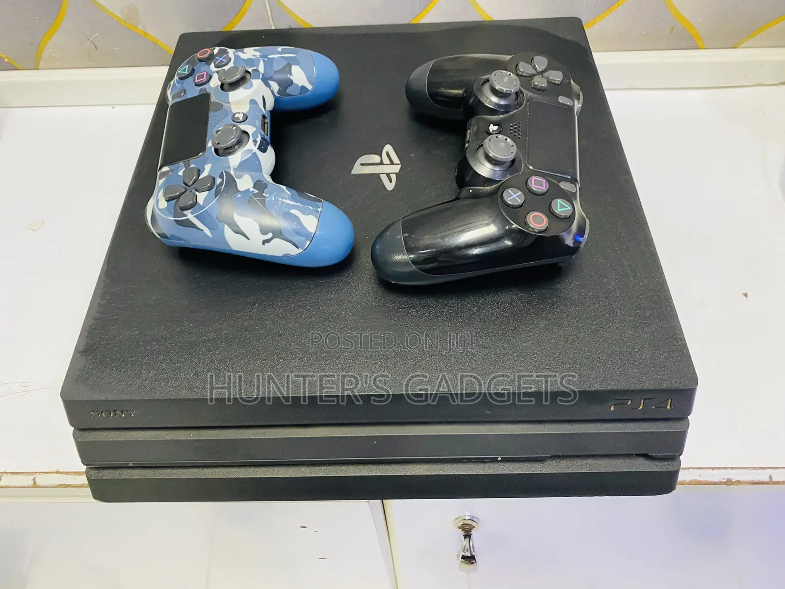 Sony Playstation 4 Pro Uhd 4k With 4games & 3 Controllers