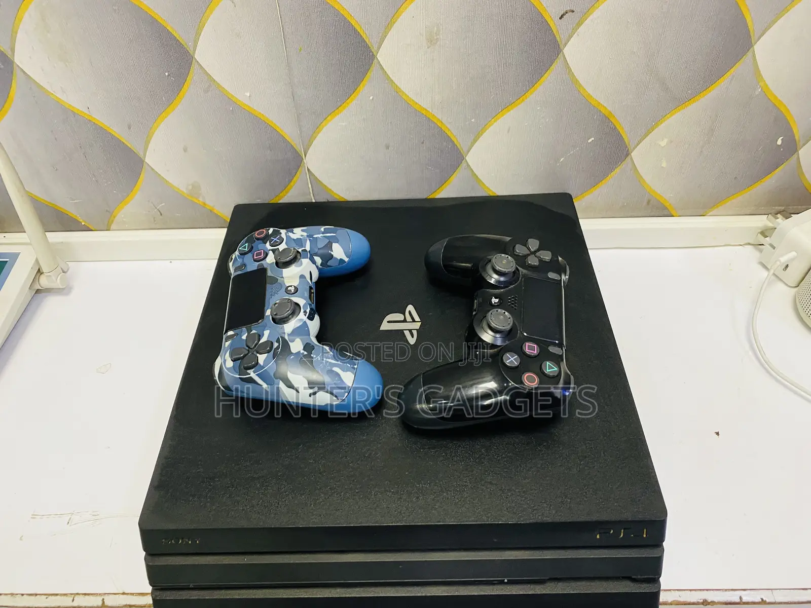 Sony Playstation 4 Pro Uhd 4k With 4games & 3 Controllers