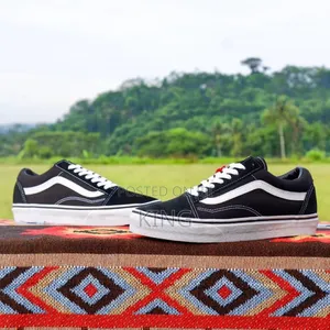 Right Knu-Skool Vans. Black White. Originals