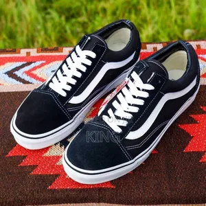 Solid Knu-Skool Vans. Black White. Originals
