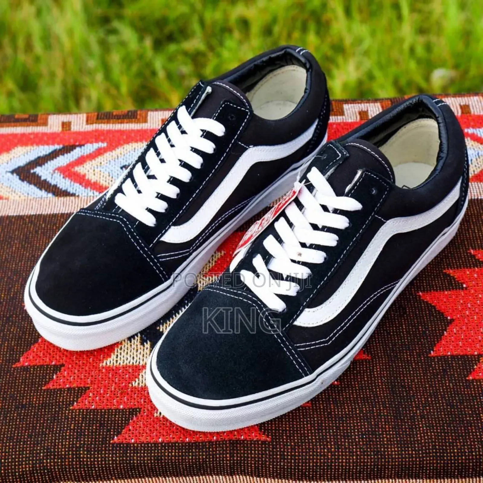 Solid Knu-Skool Vans. Black White. Originals