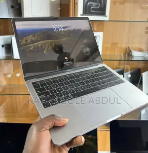 New Laptop Apple MacBook 2018 16GB Intel Core I7 SSD 512GB