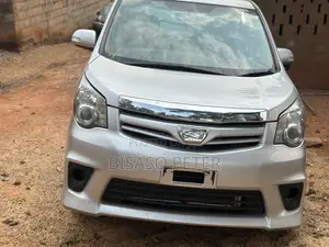 Toyota Noah 2.0 143hp AWD (8 Seater) 2011 Silver