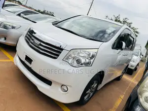 Toyota Noah 2.0 143hp AWD (8 Seater) 2012 Off white