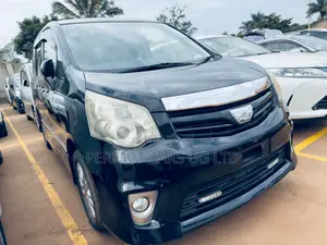 Toyota Noah 2.0 158hp AWD (8 Seater) 2012 Black