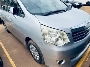 Toyota Noah 2.0 158hp AWD (8 Seater) 2012 Silver