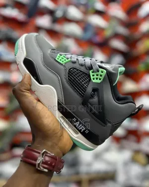 Grand Ladies Jordan 4 Sneakers