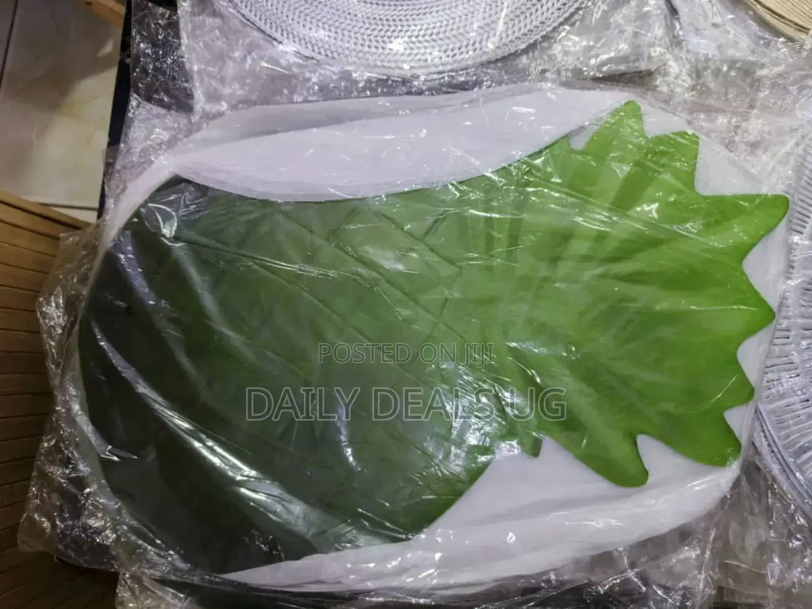 Leaf Shaped Plates Mat