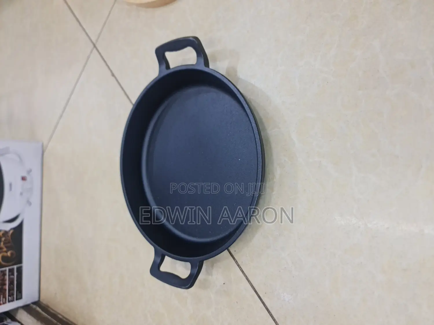 Shallow Cast Iron Skillet / Pan ( Medium Size)