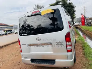 Toyota HiAce 2010 Silver