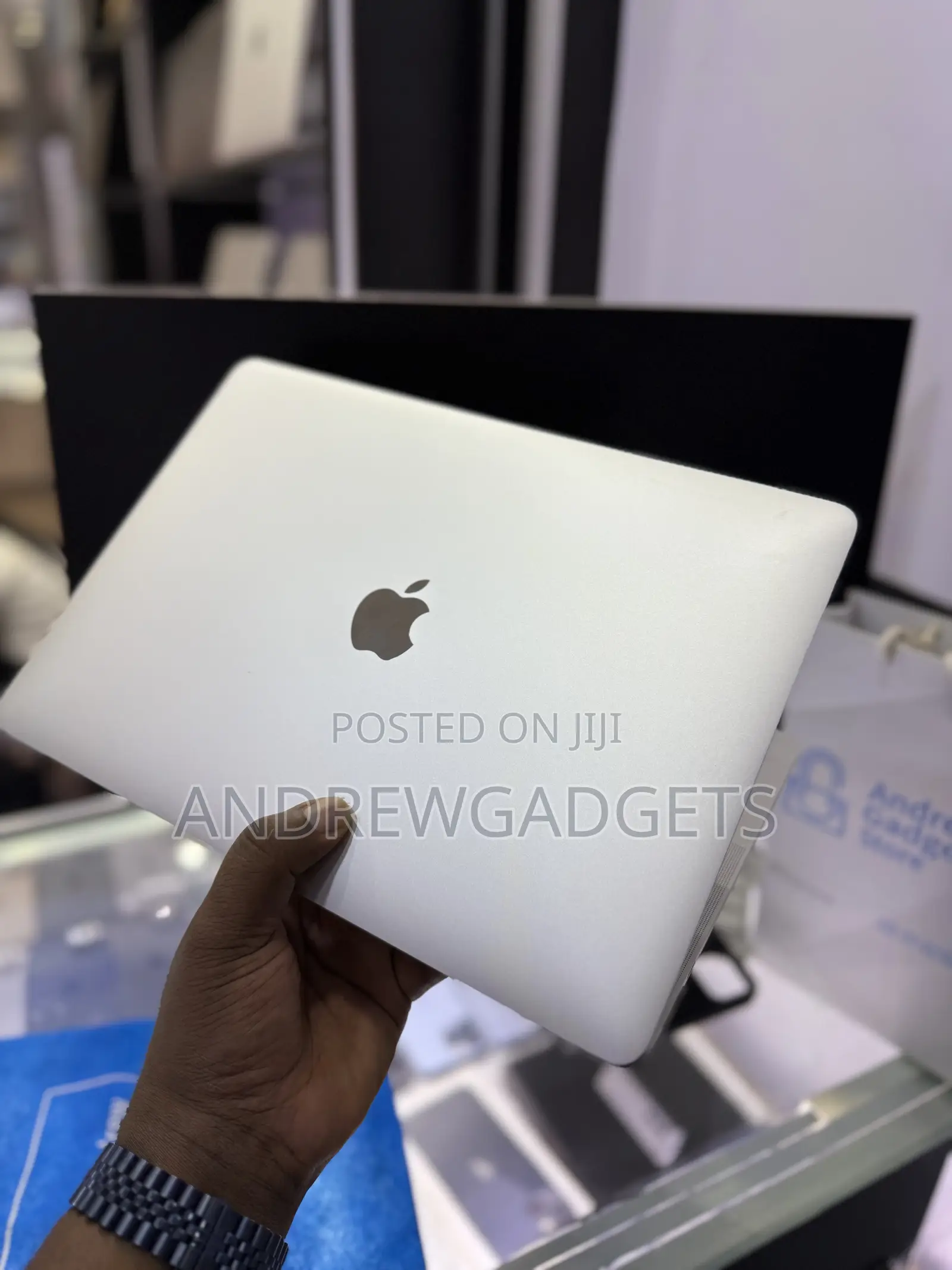 Laptop Apple MacBook Pro 2022 M2 8GB Apple M2 SSD 500GB