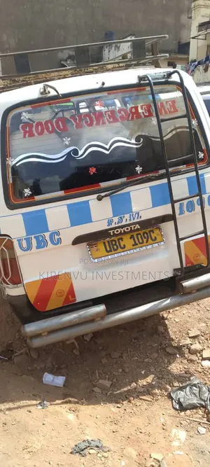 Toyota HiAce 2001 White